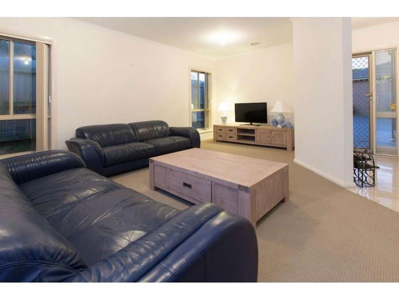 2/15 Coniston Avenue, Berwick VIC 3806