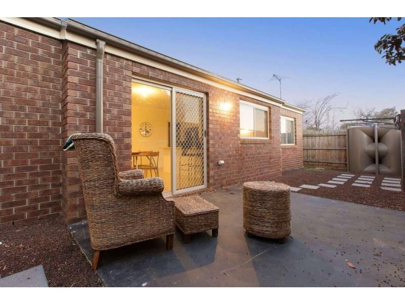2/15 Coniston Avenue, Berwick VIC 3806