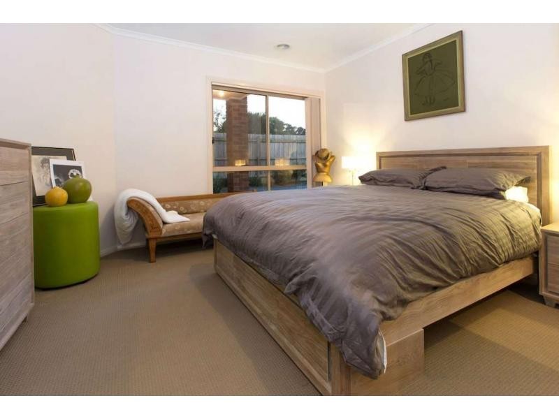 2/15 Coniston Avenue, Berwick VIC 3806