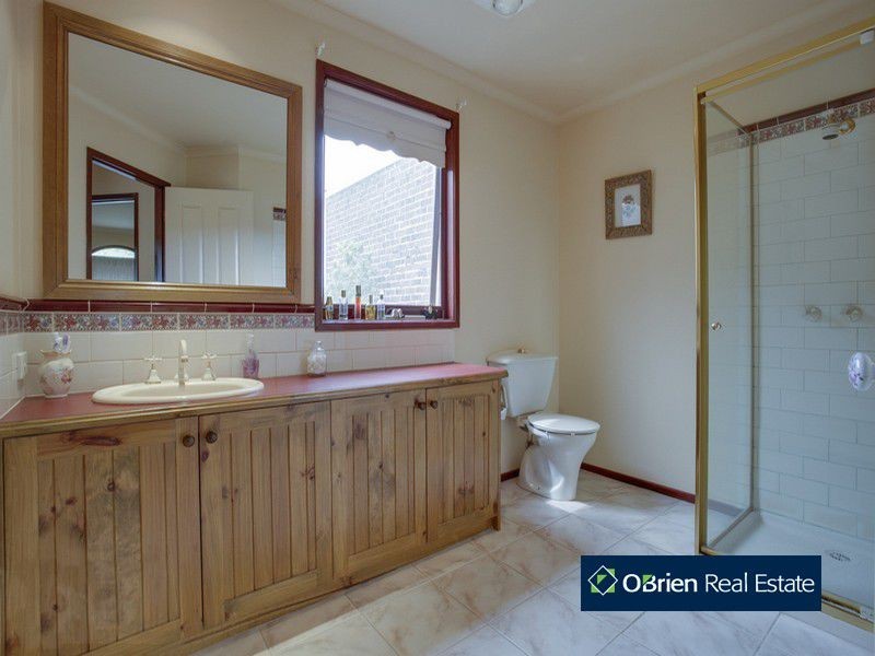 8 Tarrangower Place, Berwick VIC 3806