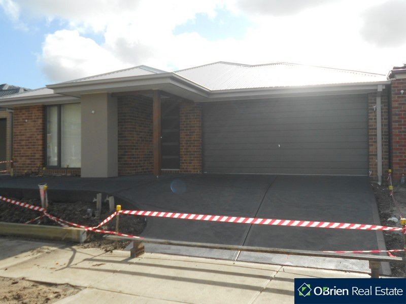 55 Linden Tree Way, Cranbourne North VIC 3977