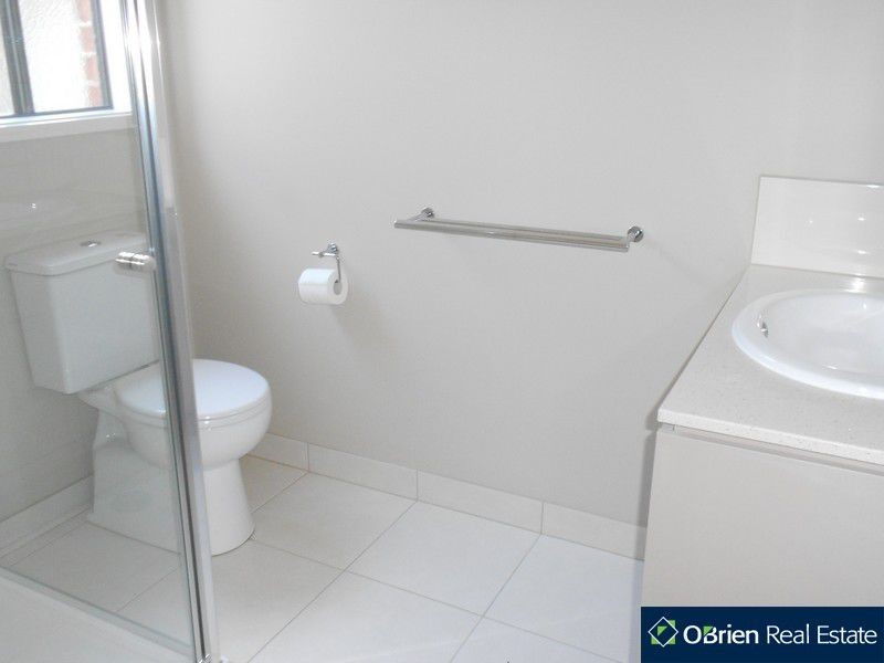 55 Linden Tree Way, Cranbourne North VIC 3977