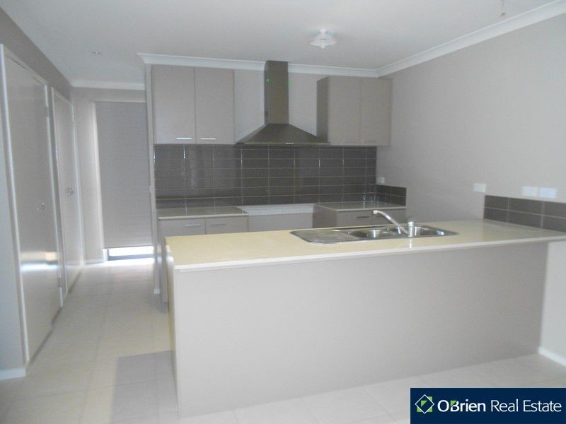 55 Linden Tree Way, Cranbourne North VIC 3977