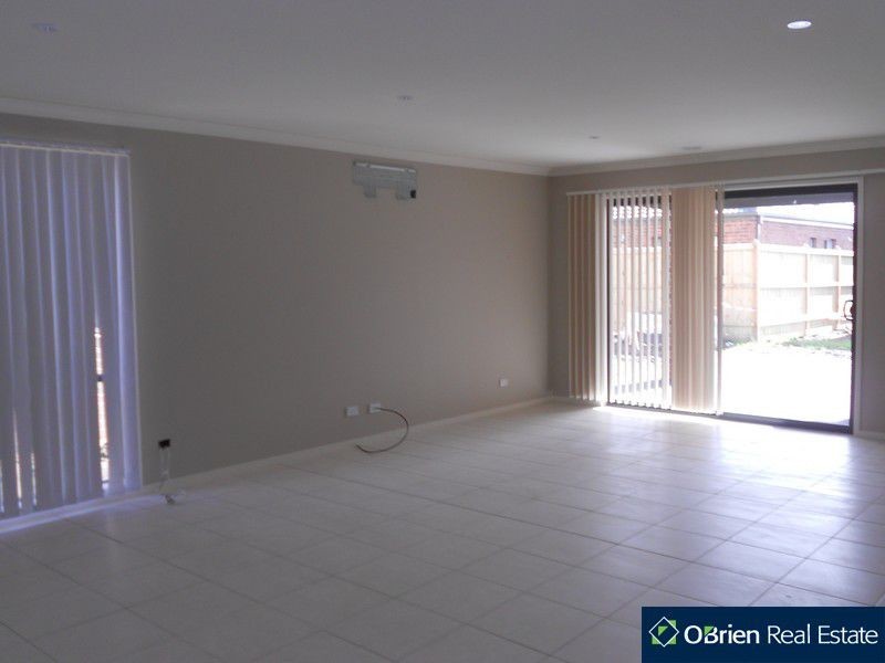 55 Linden Tree Way, Cranbourne North VIC 3977