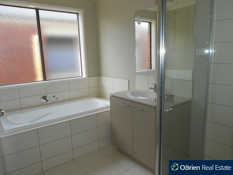 55 Linden Tree Way, Cranbourne North VIC 3977