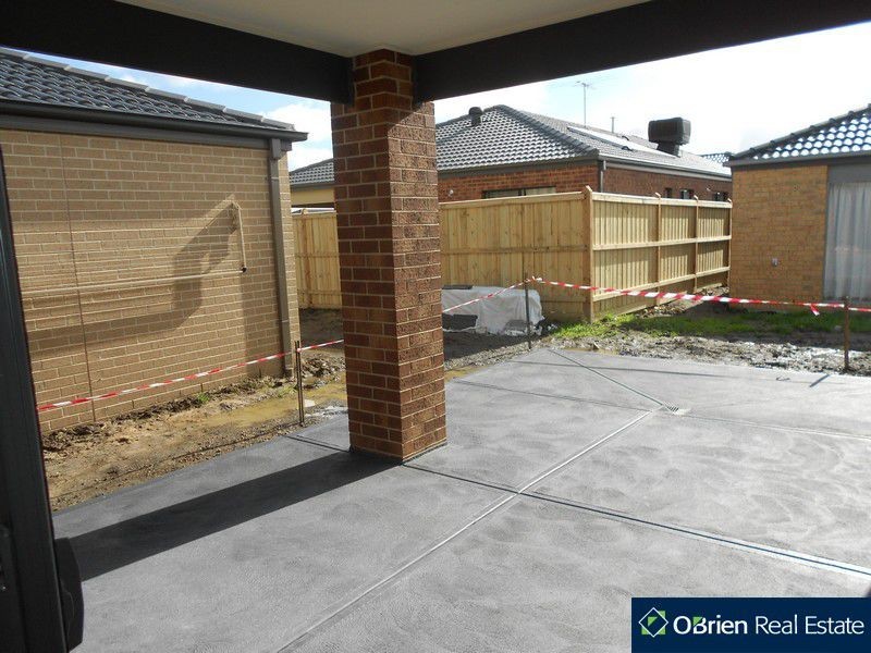 55 Linden Tree Way, Cranbourne North VIC 3977