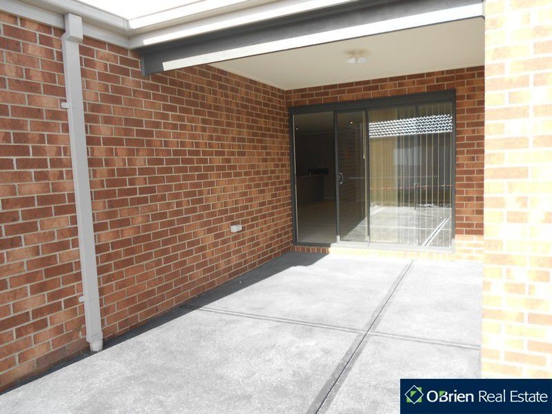 55 Linden Tree Way, Cranbourne North VIC 3977