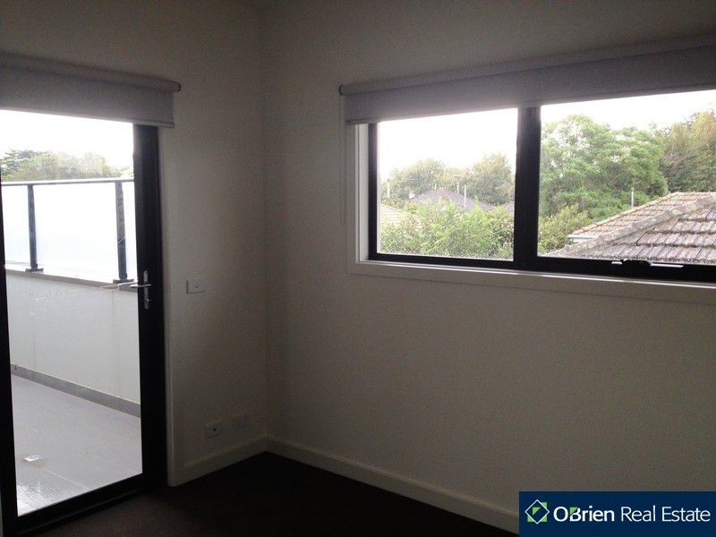 8/75 Lillimur Road, Ormond VIC 3204