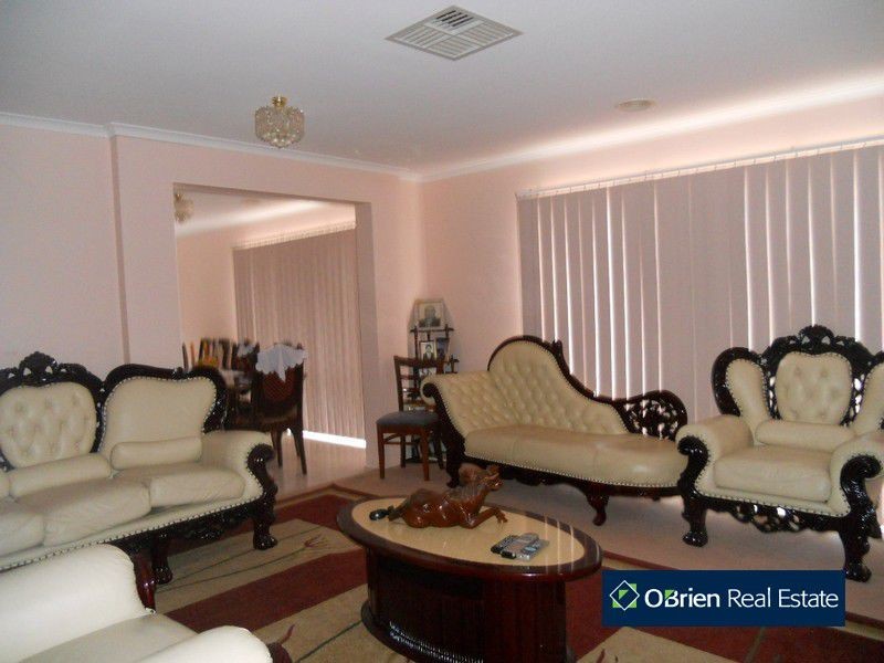 34 Marlesford Crescent, Berwick VIC 3806