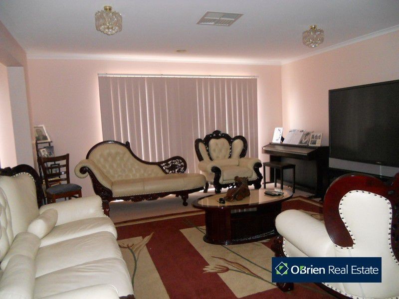 34 Marlesford Crescent, Berwick VIC 3806