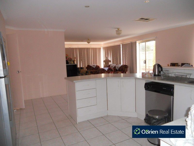 34 Marlesford Crescent, Berwick VIC 3806