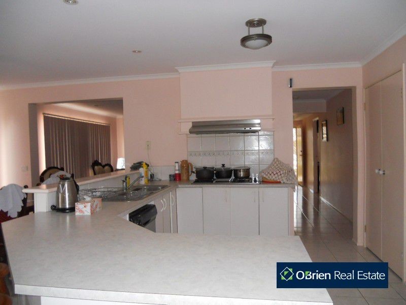 34 Marlesford Crescent, Berwick VIC 3806