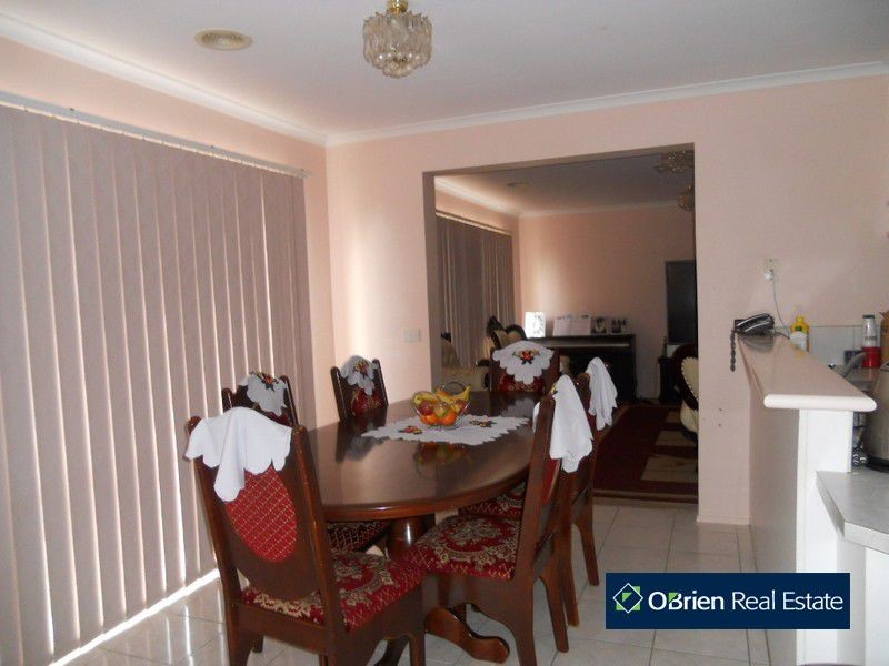 34 Marlesford Crescent, Berwick VIC 3806