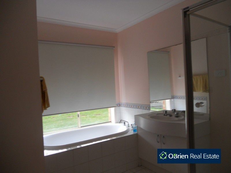 34 Marlesford Crescent, Berwick VIC 3806