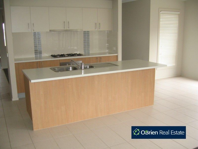 30 Britton Drive, Pakenham VIC 3810