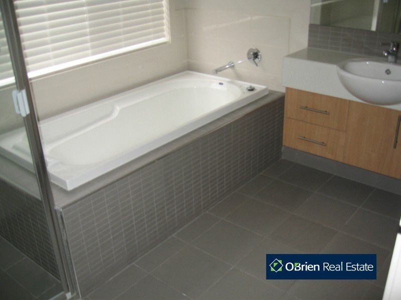 30 Britton Drive, Pakenham VIC 3810