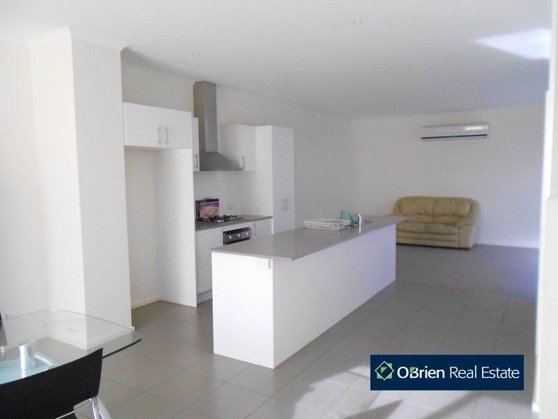 9/11 Howqua Place, Pakenham VIC 3810