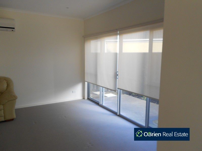 9/11 Howqua Place, Pakenham VIC 3810