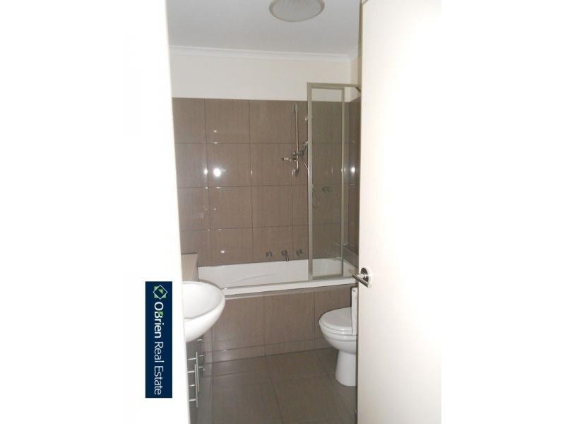 9/11 Howqua Place, Pakenham VIC 3810