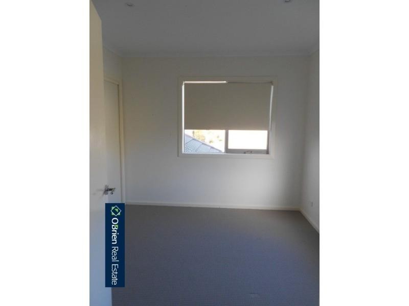 9/11 Howqua Place, Pakenham VIC 3810
