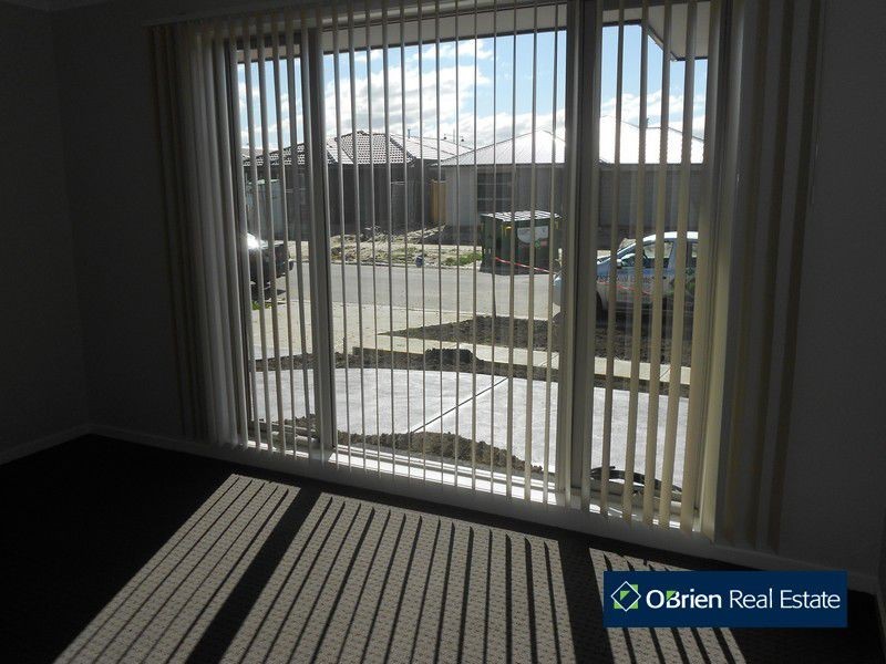 42 Mickleham Drive, Cranbourne North VIC 3977