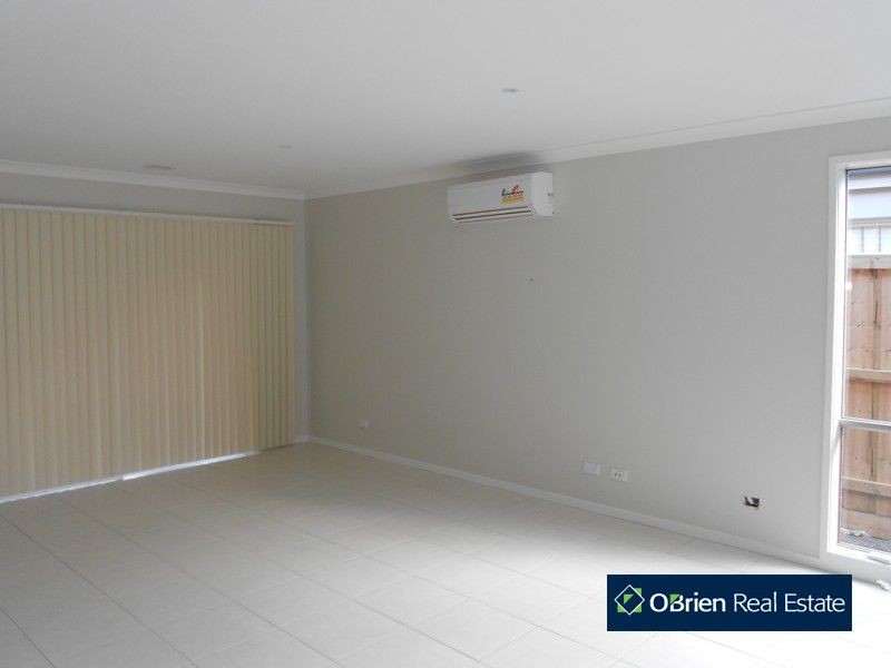 42 Mickleham Drive, Cranbourne North VIC 3977