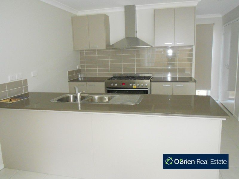 42 Mickleham Drive, Cranbourne North VIC 3977