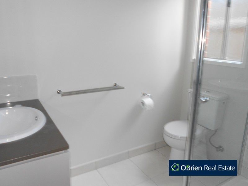 42 Mickleham Drive, Cranbourne North VIC 3977