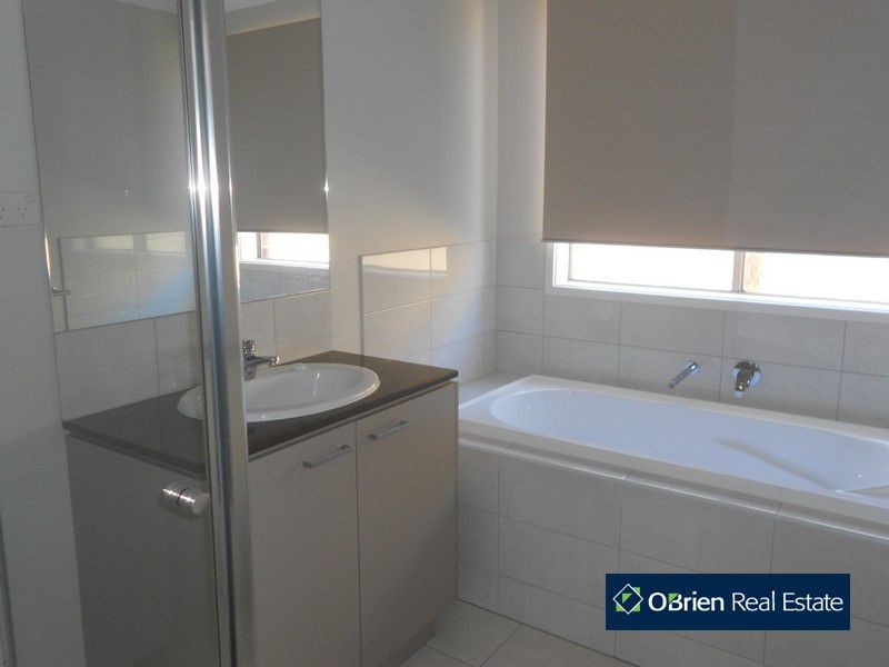 42 Mickleham Drive, Cranbourne North VIC 3977