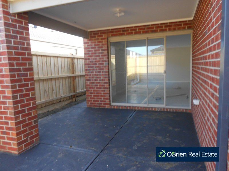 42 Mickleham Drive, Cranbourne North VIC 3977