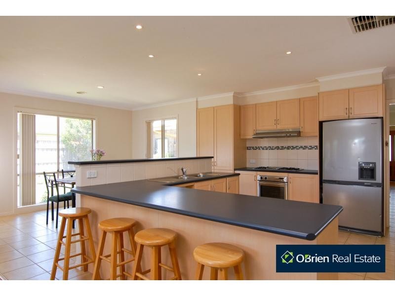 6 Belvoir Court, Cranbourne VIC 3977
