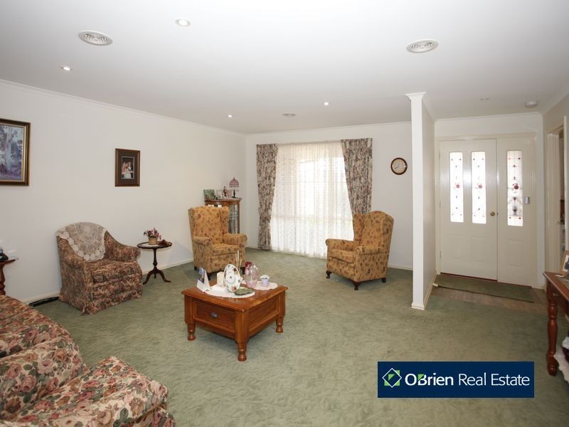 13 Pioneers Crescent, Pakenham VIC 3810