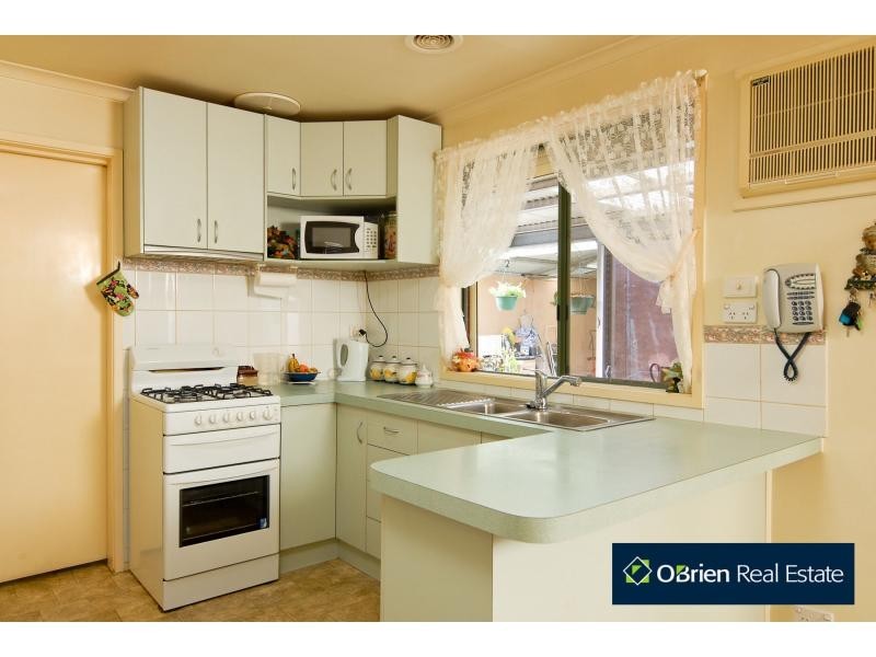 4 Friendship Close, Cranbourne VIC 3977