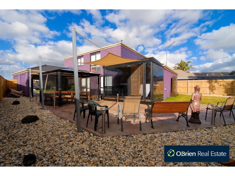 124 Courtney Avenue, Cranbourne North VIC 3977