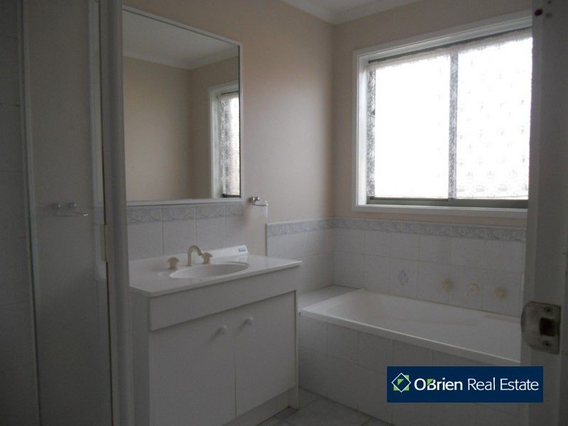 34 Bellarine Drive, Cranbourne VIC 3977