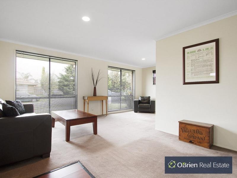 50 Broome Crescent, Cranbourne North VIC 3977