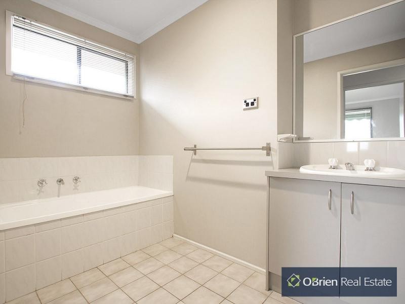 50 Broome Crescent, Cranbourne North VIC 3977