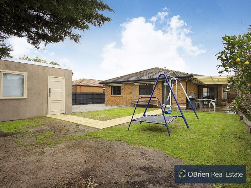 50 Broome Crescent, Cranbourne North VIC 3977