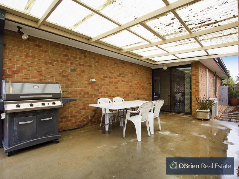 50 Broome Crescent, Cranbourne North VIC 3977