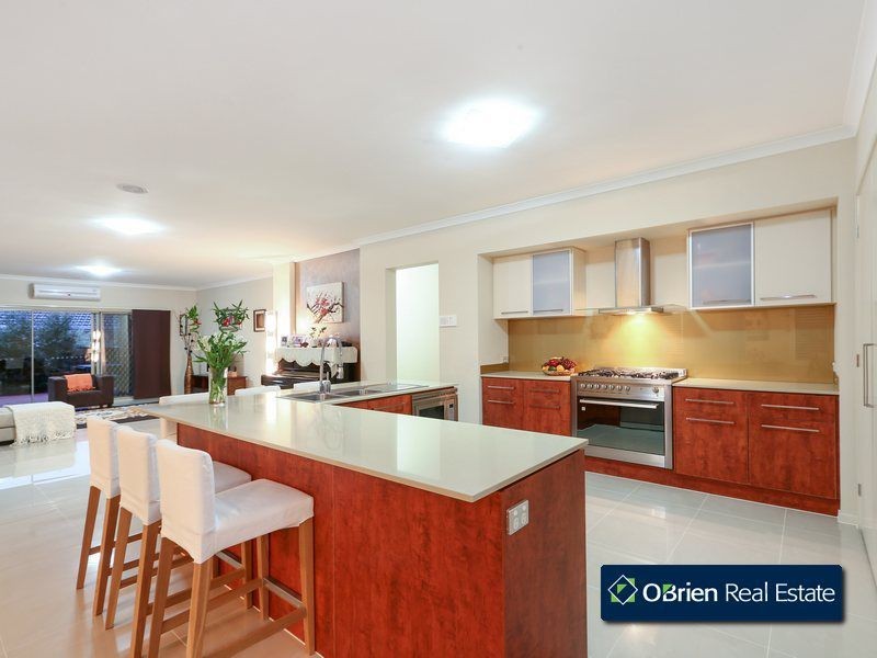 11 Manorwood Way, Berwick VIC 3806