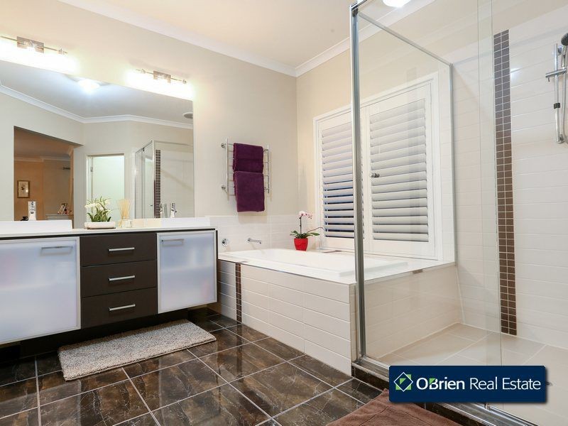 11 Manorwood Way, Berwick VIC 3806