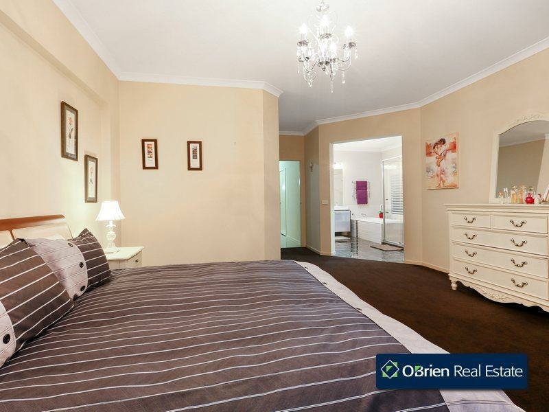 11 Manorwood Way, Berwick VIC 3806