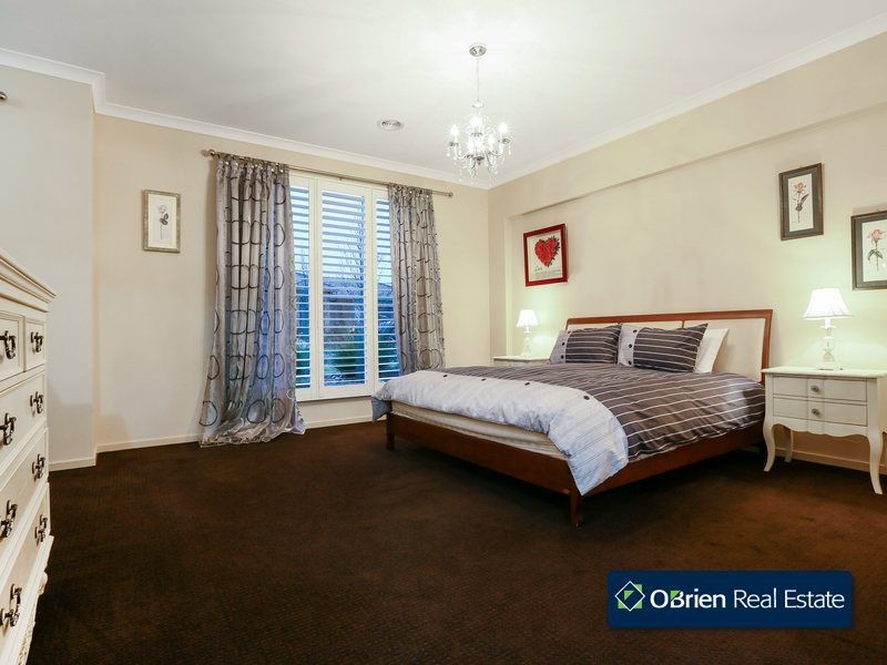 11 Manorwood Way, Berwick VIC 3806