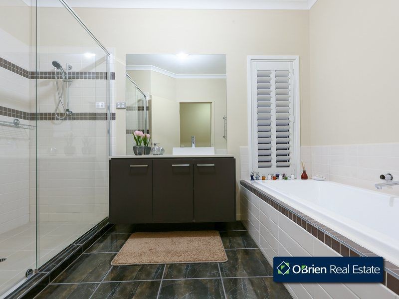 11 Manorwood Way, Berwick VIC 3806