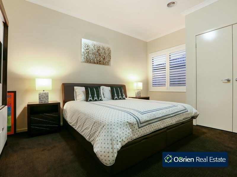 11 Manorwood Way, Berwick VIC 3806