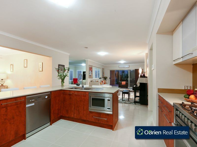 11 Manorwood Way, Berwick VIC 3806