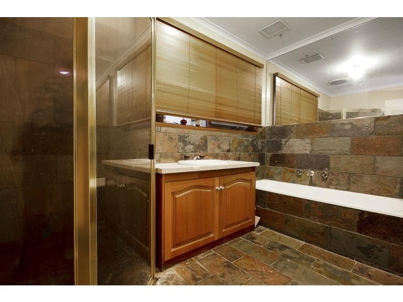 12 Strathavan Drive, Berwick VIC 3806