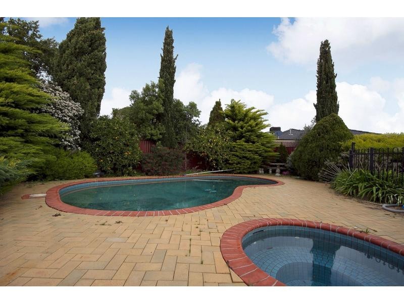 12 Strathavan Drive, Berwick VIC 3806