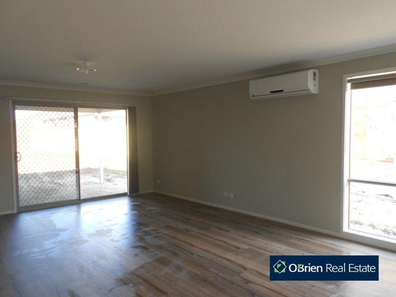24 Mickleham Drive, Cranbourne North VIC 3977