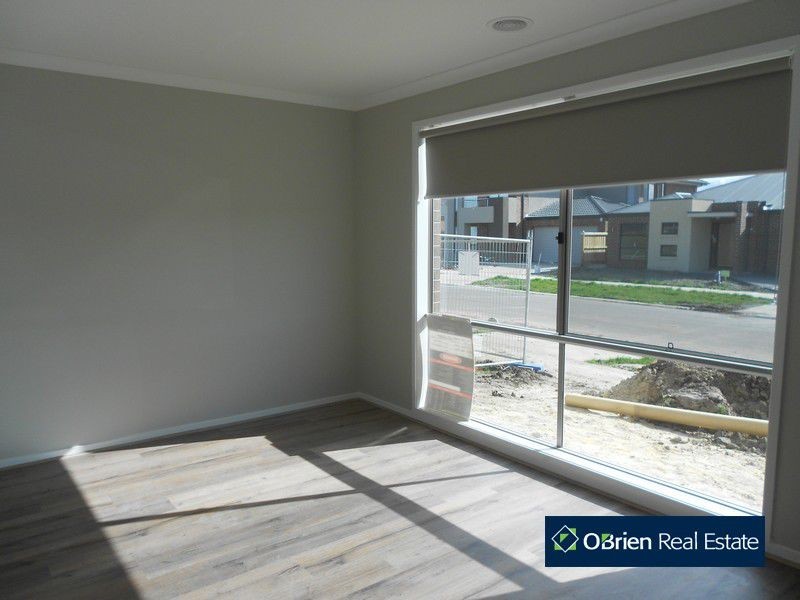 24 Mickleham Drive, Cranbourne North VIC 3977
